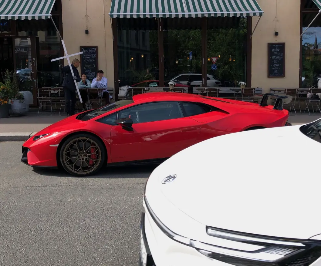 <span class="font-weight-bold" data-lab-font_weight_desktop="font-weight-bold">RØD FARE:</span> Snart er tilfeldig parkerte Lamborghinier et like vanlig syn som bydelenes utallige kassesykler. Drønnet fra motoren får uteserveringens porselenskopper til å dirre som ved jordskjelv. <span class="font-weight-bold" data-lab-font_weight_desktop="font-weight-bold">RØD FARE:</span> Snart er tilfeldig parkerte Lamborghinier et like vanlig syn som bydelenes utallige kassesykler. Drønnet fra motoren får uteserveringens porselenskopper til å dirre som ved jordskjelv.
