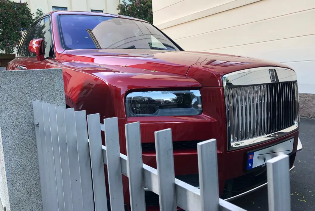 <span class="font-weight-bold" data-lab-font_weight_desktop="font-weight-bold">PRIVAT OMRÅDE:</span> Rolls-Royce Cullinan er dyreste SUV på landets parkeringsplasser, med en prislapp på rundt 5,5 millioner. To norske kunder bestilte slagskipet straks etter lansering for to år siden. Her er artikkelforfatteren lettere forvirret i foto-farta. <span class="font-weight-bold" data-lab-font_weight_desktop="font-weight-bold">PRIVAT OMRÅDE:</span> Rolls-Royce Cullinan er dyreste SUV på landets parkeringsplasser, med en prislapp på rundt 5,5 millioner. To norske kunder bestilte slagskipet straks etter lansering for to år siden. Her er artikkelforfatteren lettere forvirret i foto-farta.