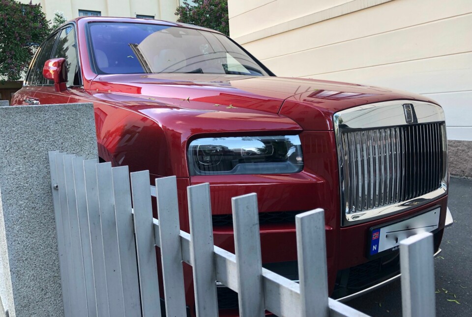 PRIVAT OMRÅDE: Rolls-Royce Cullinan er dyreste SUV på landets parkeringsplasser, med en prislapp på rundt 5,5 millioner. To norske kunder bestilte slagskipet straks etter lansering for to år siden. Her er artikkelforfatteren lettere forvirret i foto-farta.