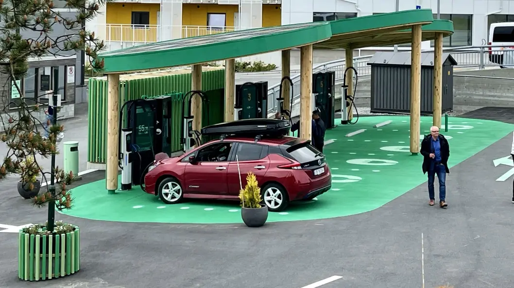 <span class="font-weight-bold" data-lab-font_weight_desktop="font-weight-bold">SEKS STOLPER: </span>Greenstation-anleggene kan foreløpig ha inntil 24 stolper. Det første anlegget på Sotra har seks – hvorav fire har 150 kW effekt. <span class="font-weight-bold" data-lab-font_weight_desktop="font-weight-bold">SEKS STOLPER: </span>Greenstation-anleggene kan foreløpig ha inntil 24 stolper. Det første anlegget på Sotra har seks – hvorav fire har 150 kW effekt.