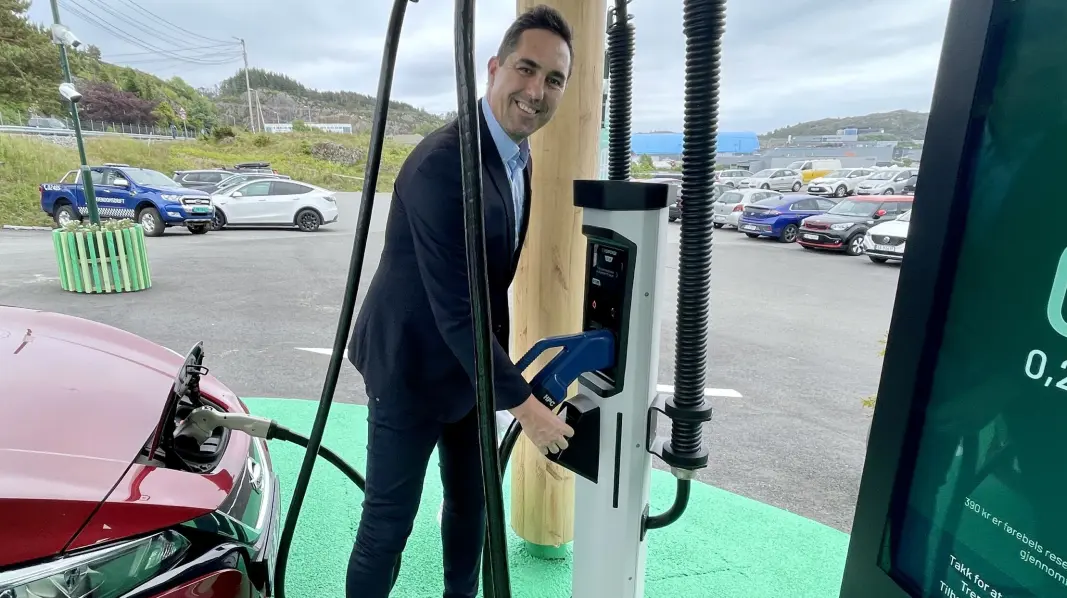 TÆPP HER: Greenstat-gründer Vegard Frihammer tæpper kortet for å lade Leafen ved kjedens første anlegg – på Sotra utenfor Bergen. TÆPP HER: Greenstat-gründer Vegard Frihammer tæpper kortet for å lade Leafen ved kjedens første anlegg – på Sotra utenfor Bergen.