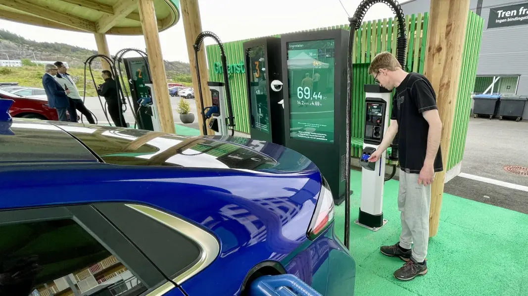 <span class="font-weight-bold" data-lab-font_weight_desktop="font-weight-bold">DET ENKLESTE:</span> Greenstation er fast hurtigladestopp for Tore Windspoll. – Greie priser er det også, sier han. <span class="font-weight-bold" data-lab-font_weight_desktop="font-weight-bold">DET ENKLESTE:</span> Greenstation er fast hurtigladestopp for Tore Windspoll. – Greie priser er det også, sier han.