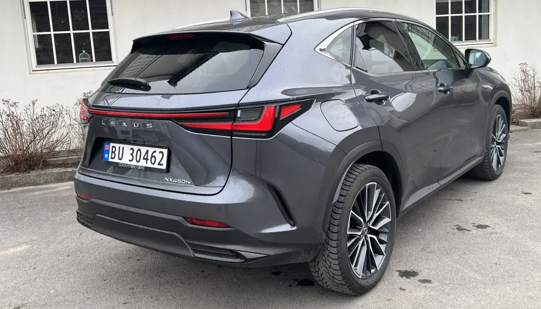 <span class=" font-weight-bold" data-lab-font_weight_desktop="font-weight-bold">PENEST BAKFRA: </span>Lexus har ikke gjort noen som helst designsprell med nye NX, og kanskje er den finest skrått bakfra? <span class=" font-weight-bold" data-lab-font_weight_desktop="font-weight-bold">PENEST BAKFRA: </span>Lexus har ikke gjort noen som helst designsprell med nye NX, og kanskje er den finest skrått bakfra?