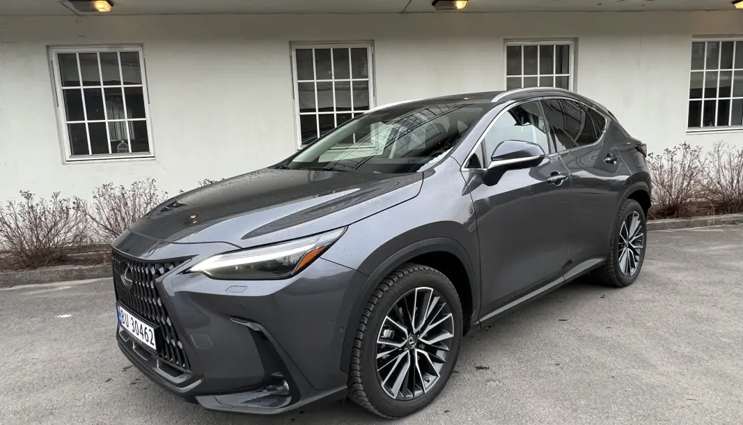 LADBAR: Lexus NX har kommet som ladehybrid, og med flere andre nyheter under et tradisjonelt ytre. LADBAR: Lexus NX har kommet som ladehybrid, og med flere andre nyheter under et tradisjonelt ytre.