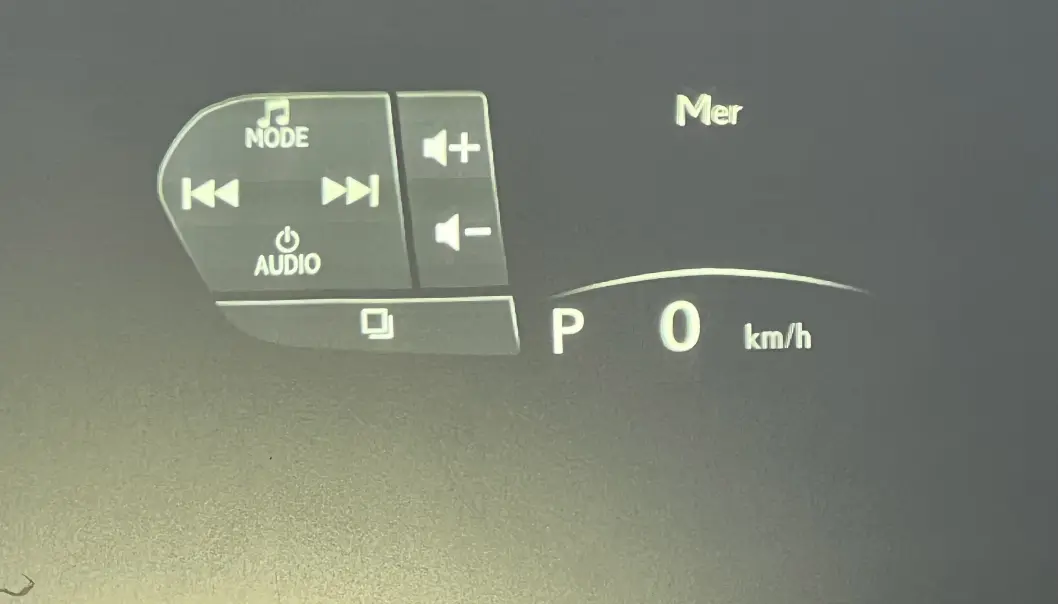 <span class=" font-weight-bold" data-lab-font_weight_desktop="font-weight-bold">RATTKNAPPER: </span>Radio og spillelister kan betjenes fra venstre side av rattet, og valgene projiseres slik i head up-displayet. <span class=" font-weight-bold" data-lab-font_weight_desktop="font-weight-bold">RATTKNAPPER: </span>Radio og spillelister kan betjenes fra venstre side av rattet, og valgene projiseres slik i head up-displayet.