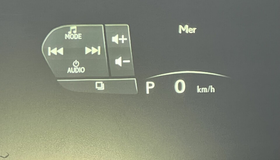 RATTKNAPPER: Radio og spillelister kan betjenes fra venstre side av rattet, og valgene projiseres slik i head up-displayet.