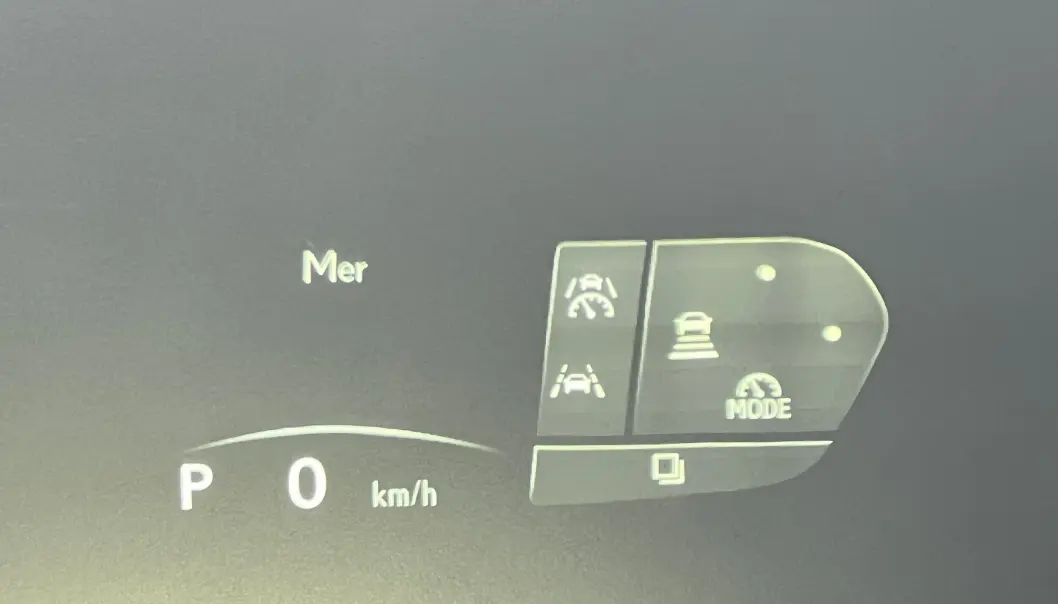 <span class=" font-weight-bold" data-lab-font_weight_desktop="font-weight-bold">HØYRE KNAPPER: </span>Slik ser det ut på head up-displayet når du aktiverer fartsholder/fartsbegrenser på høyre side av rattet. <span class=" font-weight-bold" data-lab-font_weight_desktop="font-weight-bold">HØYRE KNAPPER: </span>Slik ser det ut på head up-displayet når du aktiverer fartsholder/fartsbegrenser på høyre side av rattet.