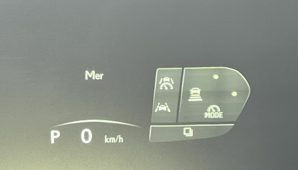 HØYRE KNAPPER: Slik ser det ut på head up-displayet når du aktiverer fartsholder/fartsbegrenser på høyre side av rattet.