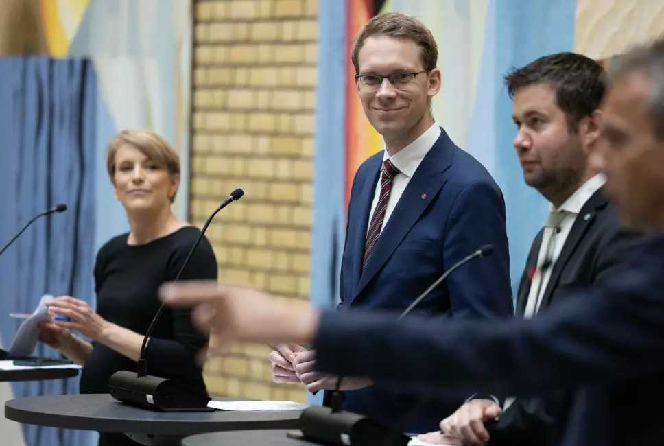 ENIGHET: Etter uker med forhandlinger kunne Kari Elisabeth Kaski (SV), Eigil Knutsen (Ap) og Geir Pollestad (Sp) presentere enighet om revidert nasjonalbudsjett tirsdag.