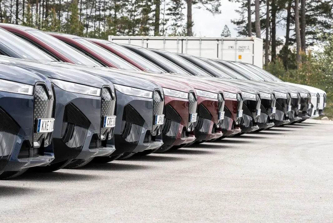ETT STEG OPP: BMW ruller nå ut en ny toppmodell av sin største el-SUV, iX M60. ETT STEG OPP: BMW ruller nå ut en ny toppmodell av sin største el-SUV, iX M60.