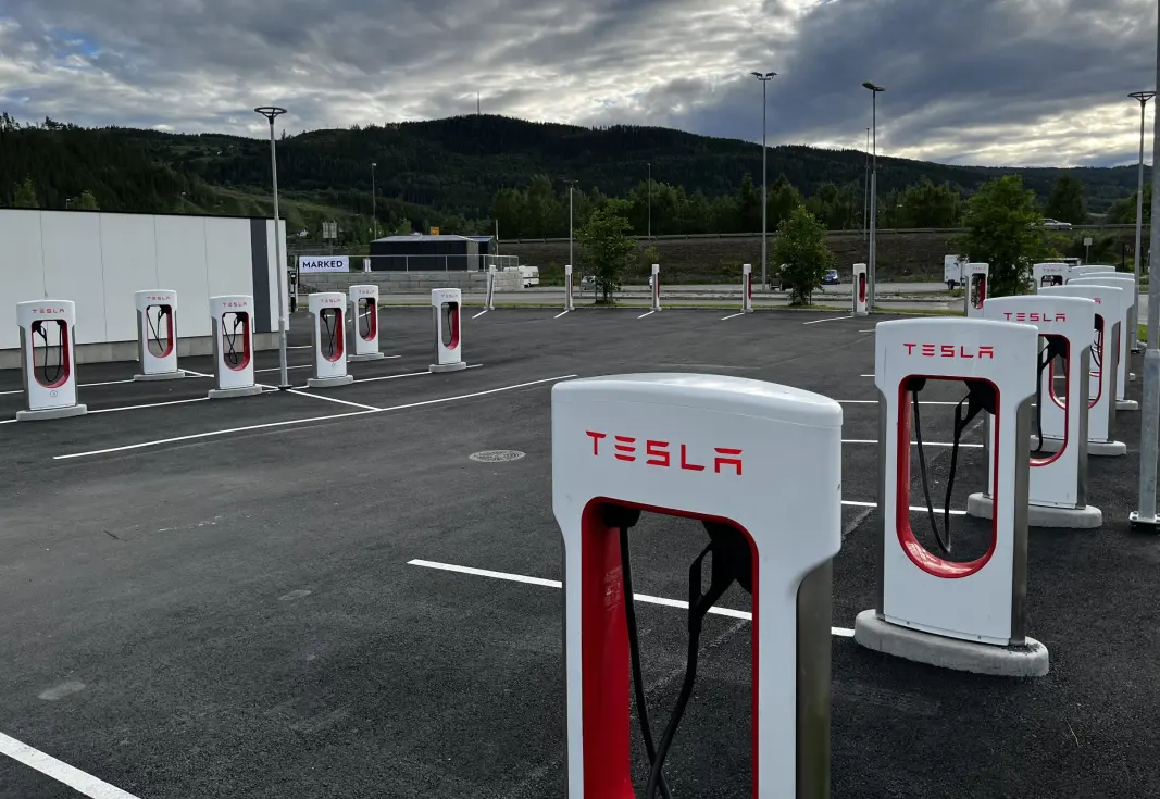 LADING FOR ALLE: Svært god plass på en av Tesla største ladestasjoner langs E6. LADING FOR ALLE: Svært god plass på en av Tesla største ladestasjoner langs E6.