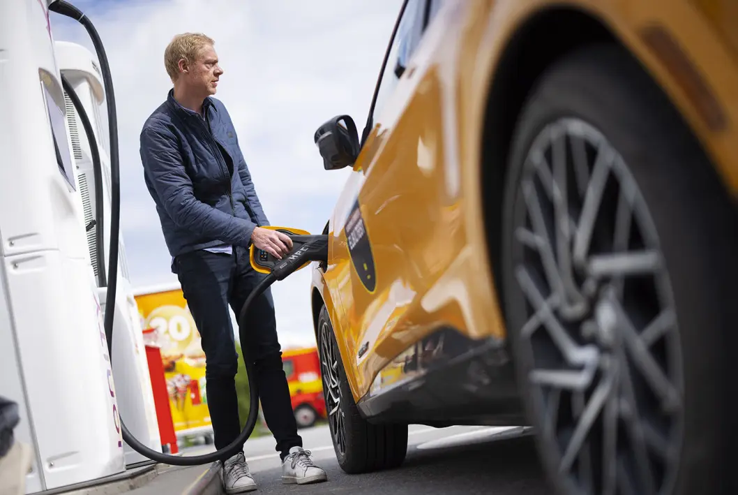 <span class="font-weight-bold" data-lab-font_weight_desktop="font-weight-bold">TAR TID:</span> Ford Mustang Mach-E GT imponerte ikke i ladetesten. Testsjåfør Kristian Brustad konstaterer at 10 til 80 prosent tar nesten 43 minutter. <span class="font-weight-bold" data-lab-font_weight_desktop="font-weight-bold">TAR TID:</span> Ford Mustang Mach-E GT imponerte ikke i ladetesten. Testsjåfør Kristian Brustad konstaterer at 10 til 80 prosent tar nesten 43 minutter.