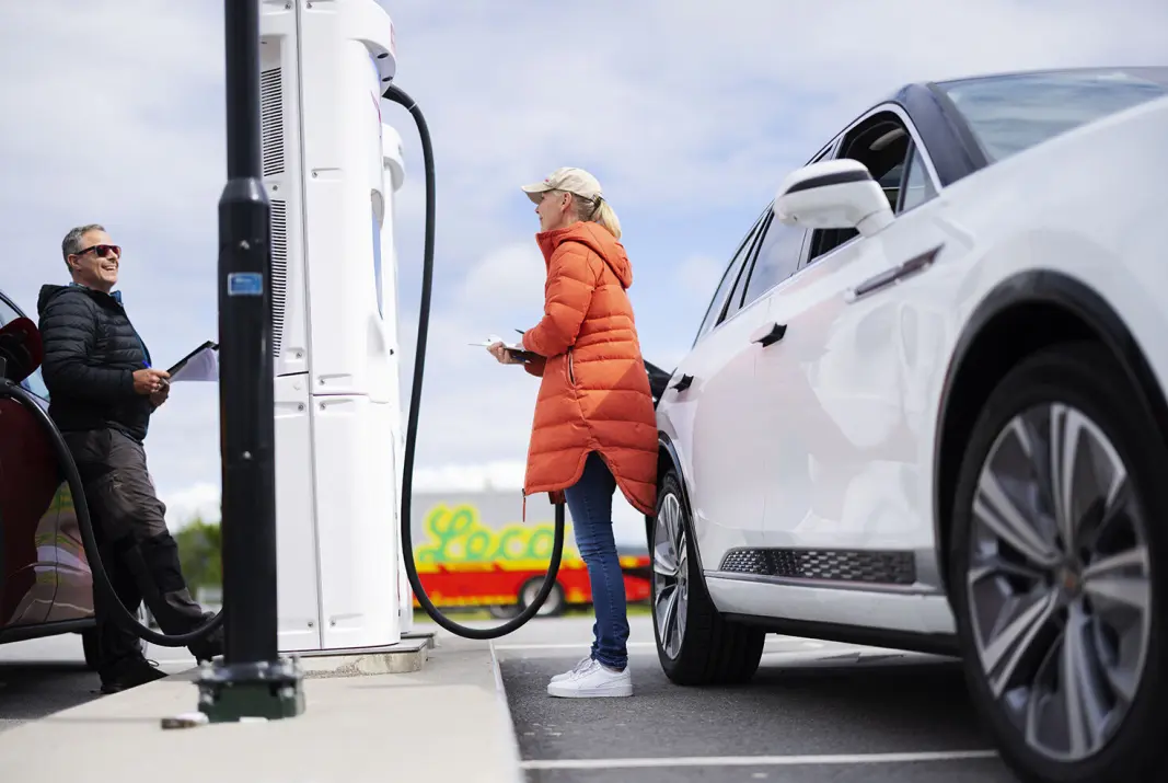 KINA-MATT: Litt bedre stemning på venstre side av ladestolpen, der testsjåfør John Holager noterer ladetider for VW ID.5 GTX, mens kinesiske Hongqi og testsjåfør Ulrica Risberg får mindre imponerende tall. Mens ID.5 får 69 km rekkevidde i løpet av fem minutters lading, er det tilsvarende km-tallet beskjedne 36 km for Hongqi – en av mange kinesiske biler som skuffet i ladetesten. KINA-MATT: Litt bedre stemning på venstre side av ladestolpen, der testsjåfør John Holager noterer ladetider for VW ID.5 GTX, mens kinesiske Hongqi og testsjåfør Ulrica Risberg får mindre imponerende tall. Mens ID.5 får 69 km rekkevidde i løpet av fem minutters lading, er det tilsvarende km-tallet beskjedne 36 km for Hongqi – en av mange kinesiske biler som skuffet i ladetesten.