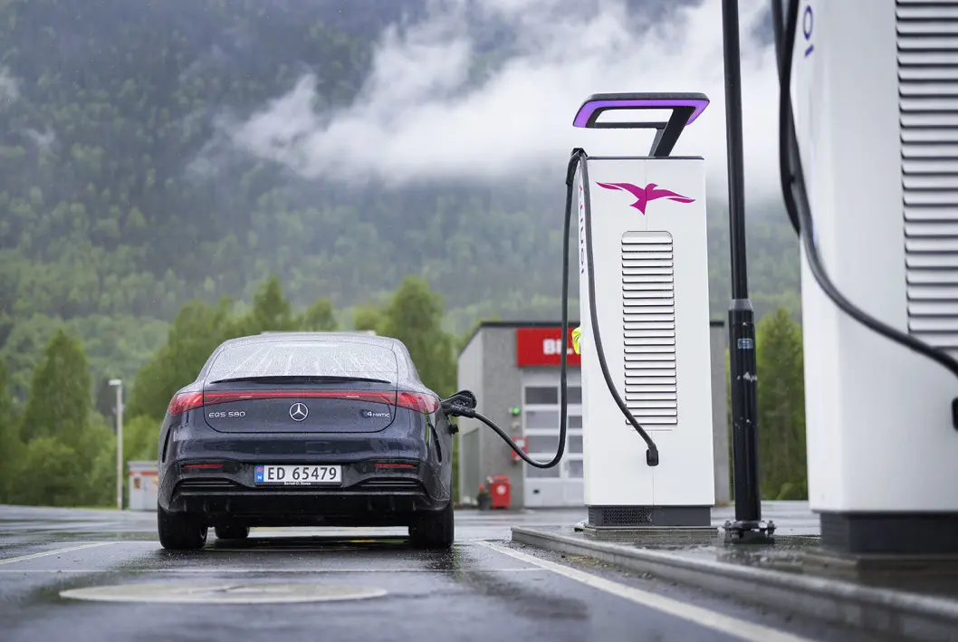 <span class="font-weight-bold" data-lab-font_weight_desktop="font-weight-bold">BRA START:</span> Elbilene fra Mercedes har fått suksessivt bedre ladehastighet de siste årene, og nye Mercedes-AMG EQE var raskest av de tre Mercedes- modellene vi hadde i sommerens test. <span class="font-weight-bold" data-lab-font_weight_desktop="font-weight-bold">BRA START:</span> Elbilene fra Mercedes har fått suksessivt bedre ladehastighet de siste årene, og nye Mercedes-AMG EQE var raskest av de tre Mercedes- modellene vi hadde i sommerens test.