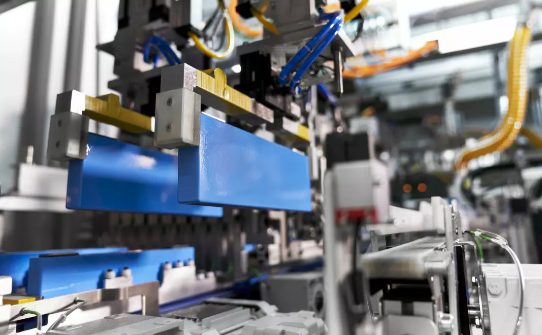 SKAL FORBEDRES: BMW tester ny batteri-teknologi, bildet er fra prosessen med modulproduksjon ved fabrikken i Leipzig-