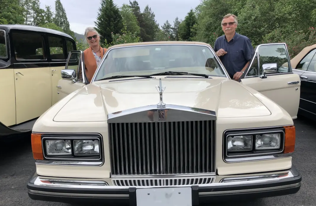 PAR I HJERTER: Hannebeth Langeli Flåtnes og Lars Flåtnes’ hjerter banker for klubbturer med felles interesse for Rolls-Royce. De prioriterer å bruke lørdag formiddag på treffet. PAR I HJERTER: Hannebeth Langeli Flåtnes og Lars Flåtnes’ hjerter banker for klubbturer med felles interesse for Rolls-Royce. De prioriterer å bruke lørdag formiddag på treffet.