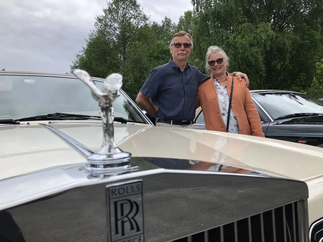 <span class="font-weight-bold" data-lab-font_weight_desktop="font-weight-bold">FRONTFIGUR: </span>De seneste somrene har Lars Flåtnes og Hannebeth Langeli Flåtnes kjørt Rolls-Royce på ferieturer og til treff i klubben. <span class="font-weight-bold" data-lab-font_weight_desktop="font-weight-bold">FRONTFIGUR: </span>De seneste somrene har Lars Flåtnes og Hannebeth Langeli Flåtnes kjørt Rolls-Royce på ferieturer og til treff i klubben.