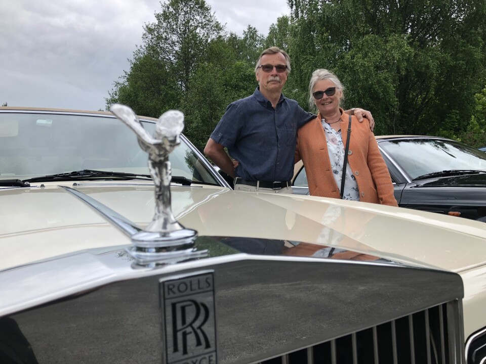 FRONTFIGUR: De seneste somrene har Lars Flåtnes og Hannebeth Langeli Flåtnes kjørt Rolls-Royce på ferieturer og til treff i klubben.