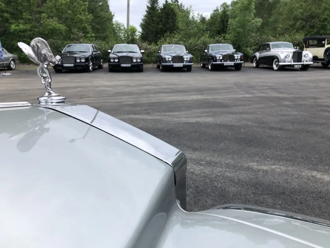 <span class="font-weight-bold" data-lab-font_weight_desktop="font-weight-bold">UTSTILLING: </span>Rolls-Royce har et lett gjenkjennelig ansikt med stor grill – toppet av en gallionsfigur. Klubben inkluderer også medlemmer som kjører søstermerket Bentley. <span class="font-weight-bold" data-lab-font_weight_desktop="font-weight-bold">UTSTILLING: </span>Rolls-Royce har et lett gjenkjennelig ansikt med stor grill – toppet av en gallionsfigur. Klubben inkluderer også medlemmer som kjører søstermerket Bentley.