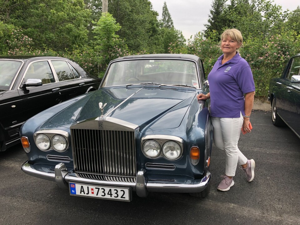 BLÅ DRØM: Elin Nygaard fra Oslo stiller på treffet med en 1972-modell Rolls-Royce Silver Shadow Long Wheelbase – en versjon som er forlenget fra fabrikk.