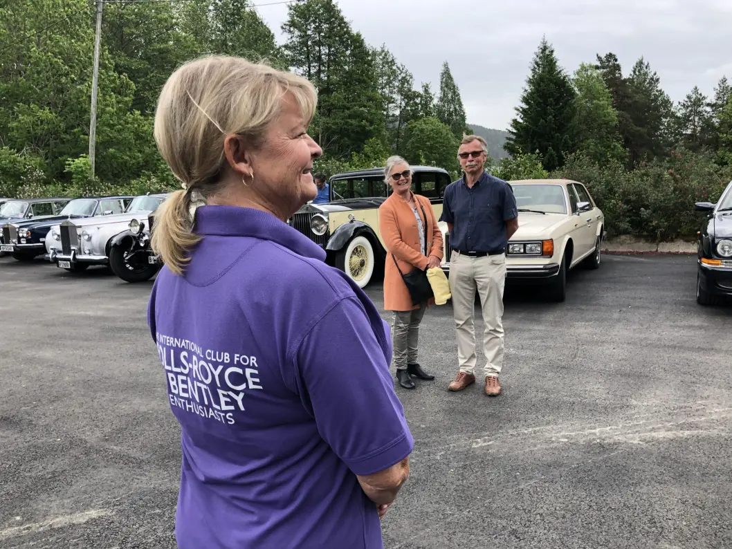 <span class="font-weight-bold" data-lab-font_weight_desktop="font-weight-bold">PRIMUS MOTOR: </span>Styremedlem Elin Nygaard bruker gjerne hele lørdag på å arrangere treff for glade medlemmer av Rolls-Royce Enthusiasts’ Club Norwegian Section. I bakgrunnen: Hannebeth Langeli Flåtnes og Lars Flåtnes. <span class="font-weight-bold" data-lab-font_weight_desktop="font-weight-bold">PRIMUS MOTOR: </span>Styremedlem Elin Nygaard bruker gjerne hele lørdag på å arrangere treff for glade medlemmer av Rolls-Royce Enthusiasts’ Club Norwegian Section. I bakgrunnen: Hannebeth Langeli Flåtnes og Lars Flåtnes.