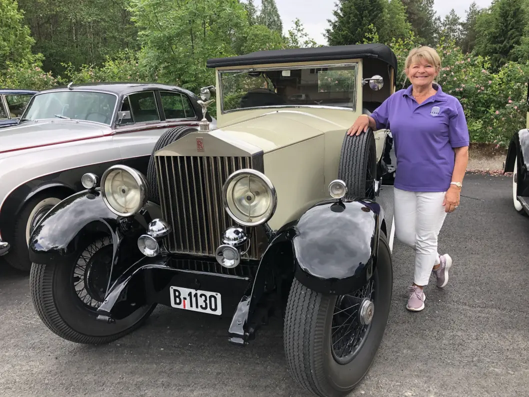 <span class="font-weight-bold" data-lab-font_weight_desktop="font-weight-bold">FERDIG GRILLA: </span>Elin Nygaard og mannen stiller like så godt med to biler på Rolls-Royce-treffet. Denne er fra 1930. <span class="font-weight-bold" data-lab-font_weight_desktop="font-weight-bold">FERDIG GRILLA: </span>Elin Nygaard og mannen stiller like så godt med to biler på Rolls-Royce-treffet. Denne er fra 1930.