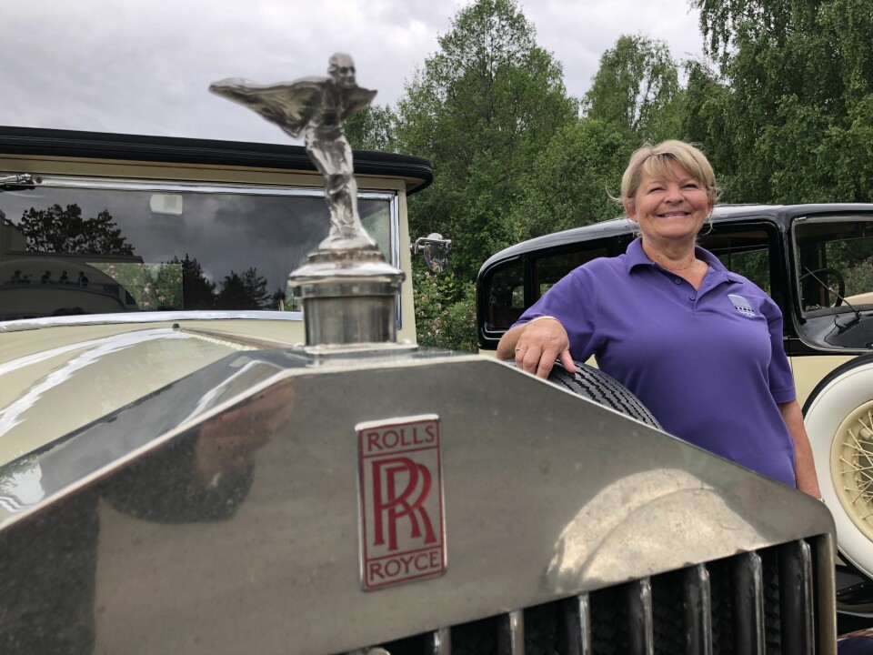 GAMMELT GULL: Elin Nygaard ser Rolls-Royce som en mulighet til å treffe likesinnede som ivrer etter å legge ut på feriepreget biltur.