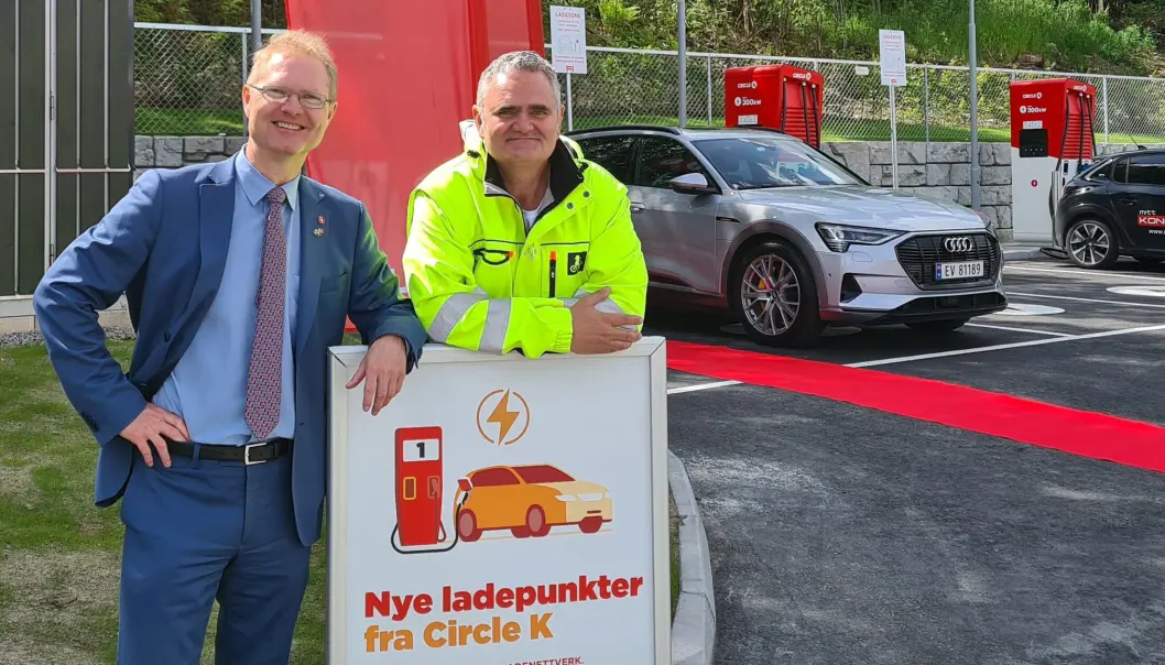 UTSLIPPSFRI HARRYHANDEL: Tor Andre Johnsen (Frp) og Thor Egil Braadland i NAF kan nå dra på harryhandel i Charlottenberg uten ladeangst. UTSLIPPSFRI HARRYHANDEL: Tor Andre Johnsen (Frp) og Thor Egil Braadland i NAF kan nå dra på harryhandel i Charlottenberg uten ladeangst.