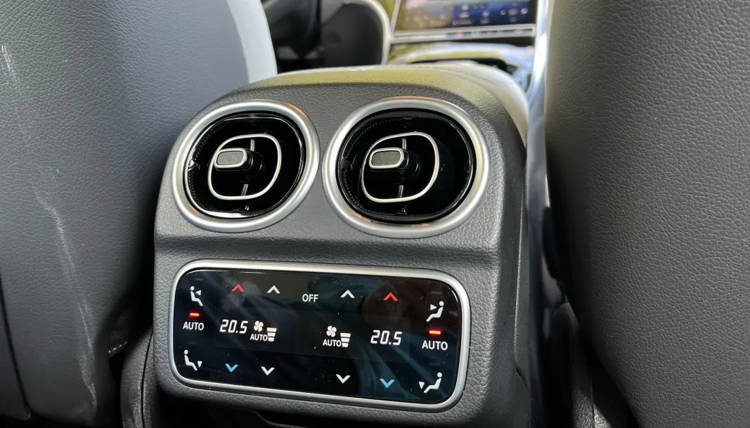 <span class=" font-weight-bold" data-lab-font_weight_desktop="font-weight-bold">PREMIUM:</span> Mercedes beveger seg fra høyverdig premiumfølelse til merkelig middels løsninger. Klimabetjeningen i baksetet tilhører helt klart første kategori. <span class=" font-weight-bold" data-lab-font_weight_desktop="font-weight-bold">PREMIUM:</span> Mercedes beveger seg fra høyverdig premiumfølelse til merkelig middels løsninger. Klimabetjeningen i baksetet tilhører helt klart første kategori.