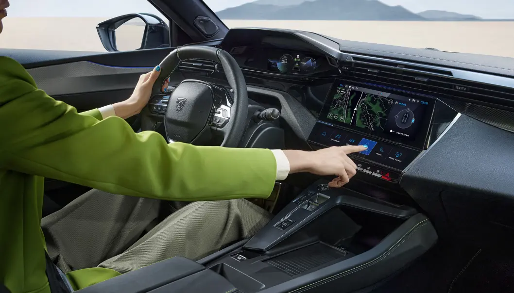 <span class=" font-weight-bold" data-lab-font_weight_desktop="font-weight-bold">SÆRPREG:</span> Peugeot er alene i bilverden om å ha det lille rattet, og instrumentene over. Men Toyota kopierer dette langt på vei i nye elektriske bZ4X. <span class=" font-weight-bold" data-lab-font_weight_desktop="font-weight-bold">SÆRPREG:</span> Peugeot er alene i bilverden om å ha det lille rattet, og instrumentene over. Men Toyota kopierer dette langt på vei i nye elektriske bZ4X.