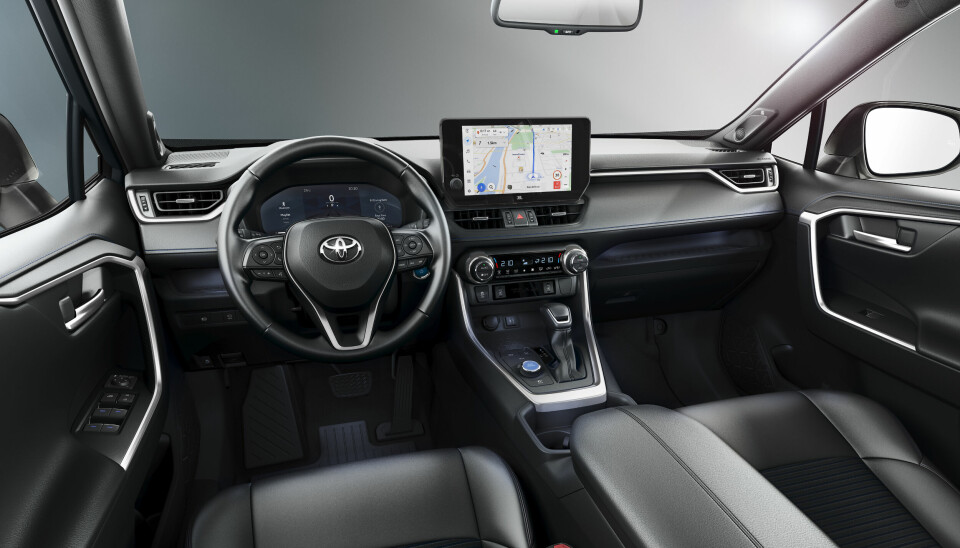 MODERNE: Toyota RAV4 har fått en etterlengtet oppgradering av skjermer og infotainmentsystem.