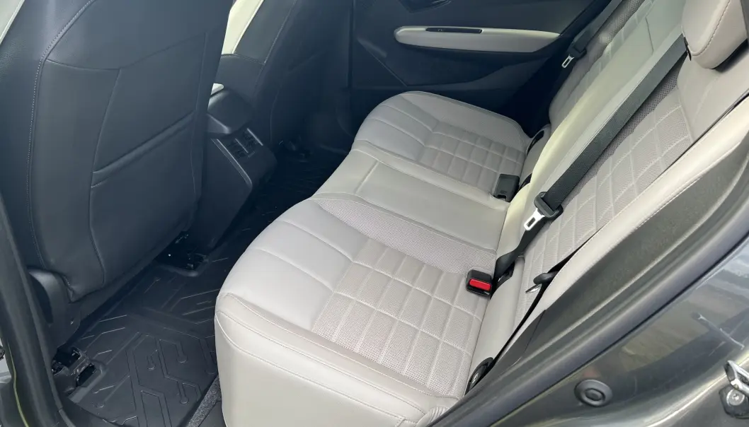 <span class=" font-weight-bold" data-lab-font_weight_desktop="font-weight-bold">OK PLASS:</span> Som på alle moderne elbiler er midttunnelen borte, og gulvet flatt. Men batteripakken under bilen gir fortsatt litt for stor beinvinkel. <span class=" font-weight-bold" data-lab-font_weight_desktop="font-weight-bold">OK PLASS:</span> Som på alle moderne elbiler er midttunnelen borte, og gulvet flatt. Men batteripakken under bilen gir fortsatt litt for stor beinvinkel.