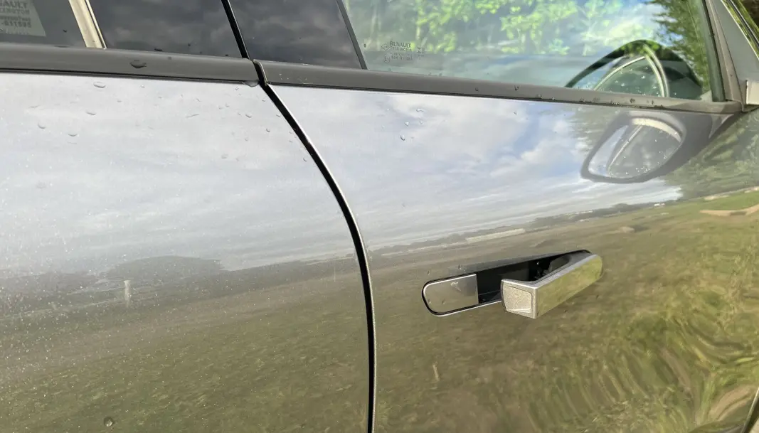 <span class=" font-weight-bold" data-lab-font_weight_desktop="font-weight-bold">LUKSUS: </span>Håndtakene på framdørene er eksempel på litt av den luksusfølelsen du får i Megane. Spesielt kanskje når du ser den, og åpner den. <span class=" font-weight-bold" data-lab-font_weight_desktop="font-weight-bold">LUKSUS: </span>Håndtakene på framdørene er eksempel på litt av den luksusfølelsen du får i Megane. Spesielt kanskje når du ser den, og åpner den.