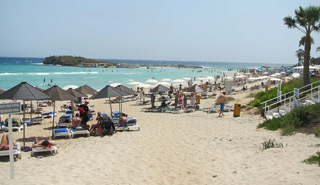 VERKEN CCS ELLER CHADEMO: Stranda ved Ayia Napa er ikke noe elbilparadis – ennå. VERKEN CCS ELLER CHADEMO: Stranda ved Ayia Napa er ikke noe elbilparadis – ennå.