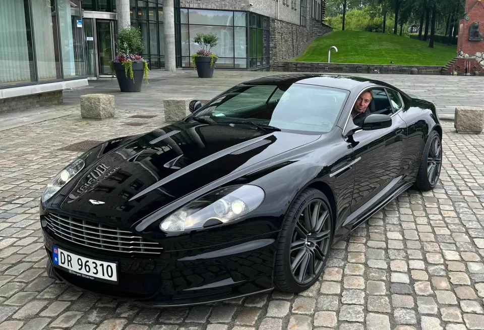 PORSCHE-KONTRAST: Gard Kvalheim har lang fartstid med diverse raske Porscher – og kjøpte seg en Aston Martin for å bli kjent med engelsk håndverk.
