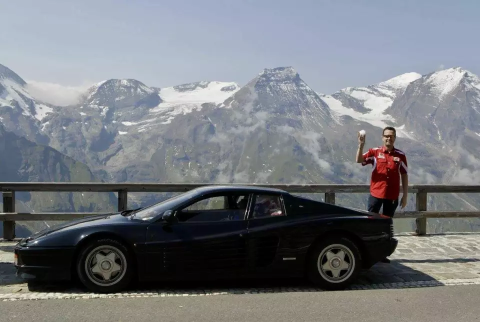 ITALIENSKE ALPER: Ottar Olsen har bildebevis for at han tar sine ene av to Ferrarier til reisemål – hvor den absolutt hører hjemme.