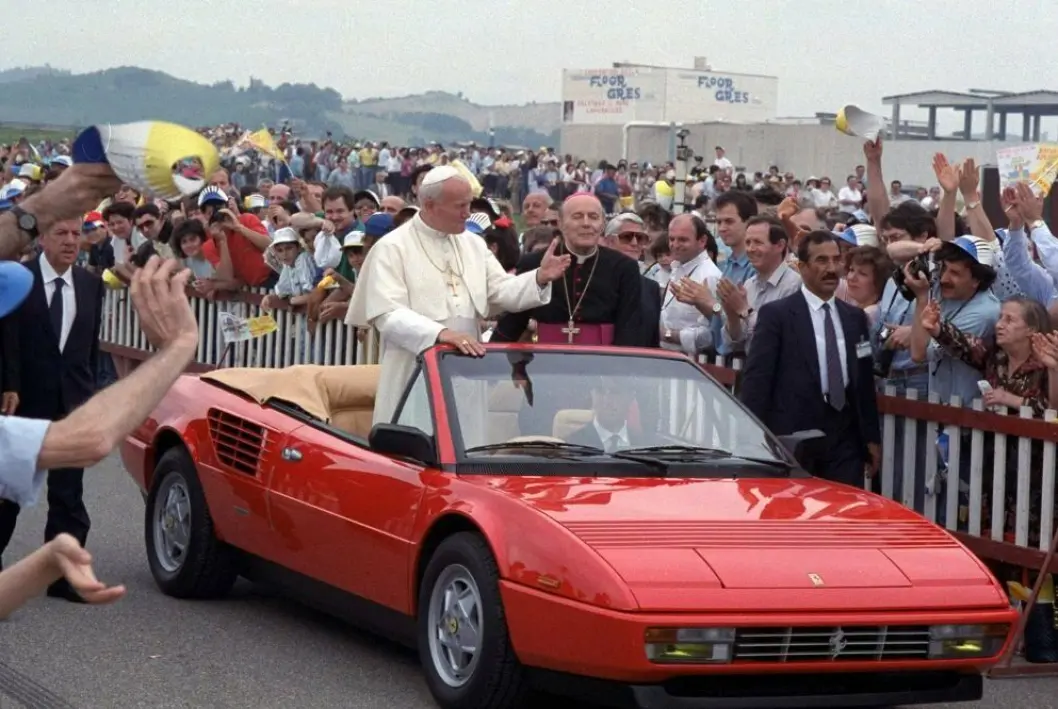 <span class="font-weight-bold" data-lab-font_weight_desktop="font-weight-bold">PREKESTOL: </span>Paver har kommet og gått, men Ferrari består. Vatikanet og merkevaren – med den steilende hesten som symbol – har en lang historie sammen. <span class="font-weight-bold" data-lab-font_weight_desktop="font-weight-bold">PREKESTOL: </span>Paver har kommet og gått, men Ferrari består. Vatikanet og merkevaren – med den steilende hesten som symbol – har en lang historie sammen.