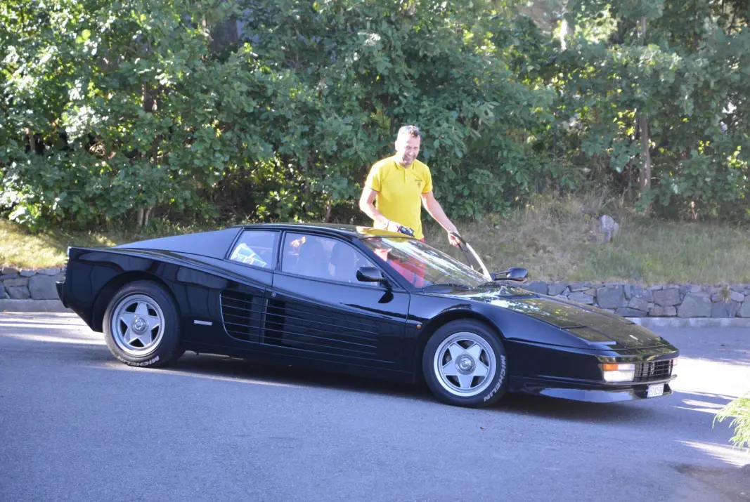 <span class="font-weight-bold" data-lab-font_weight_desktop="font-weight-bold">KJØREKLAR: </span>Ferrari-entusiast Ottar Olsen har mye pent å si om Porsche, men det er Italia som vant hjertet hans. <span class="font-weight-bold" data-lab-font_weight_desktop="font-weight-bold">KJØREKLAR: </span>Ferrari-entusiast Ottar Olsen har mye pent å si om Porsche, men det er Italia som vant hjertet hans.
