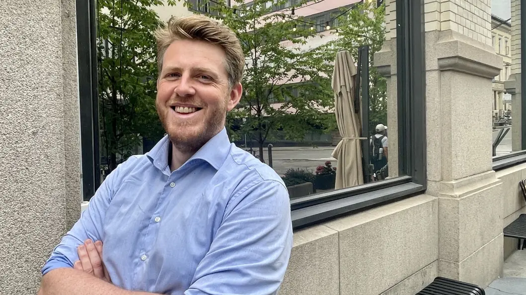 PÅ VENTEROMMET: Stian Mathisen, næringspolitisk leder hos ladeoperatøren Recharge. PÅ VENTEROMMET: Stian Mathisen, næringspolitisk leder hos ladeoperatøren Recharge.