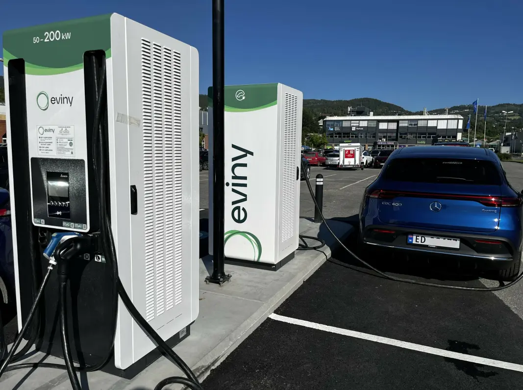 GEBYR: Vil du ha full tank her, koster det ekstra gebyr. GEBYR: Vil du ha full tank her, koster det ekstra gebyr.