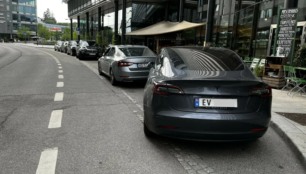 FIKK BOT: På dette stedet, utenfor en dagligvareforretning i Karenslyst Allé på Skøyen i Oslo, fikk mannen bot – mens han ventet på plass i denne parkeringslommen. FIKK BOT: På dette stedet, utenfor en dagligvareforretning i Karenslyst Allé på Skøyen i Oslo, fikk mannen bot – mens han ventet på plass i denne parkeringslommen.