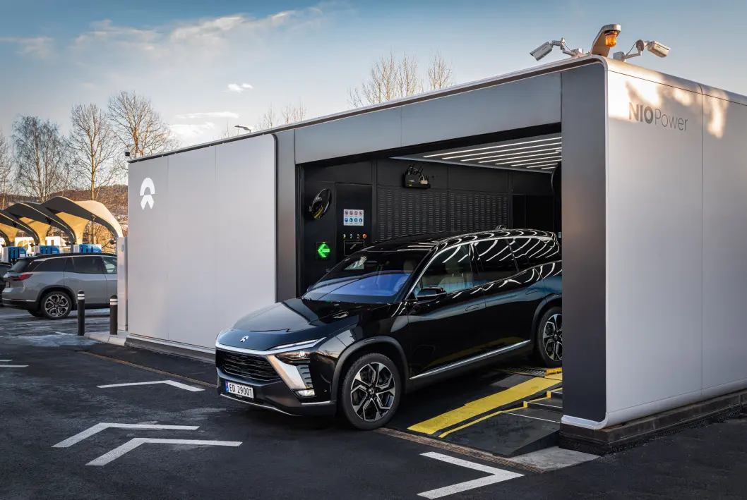 <span class="font-weight-bold" data-lab-font_weight_desktop="font-weight-bold">BATTERIBYTTE: </span>Hvorfor lade batteriet på 45 minutter, når du kan bytte det på tre minutter? Kinesiske Nio har allerede åpnet de første stasjonene for batteribytte og planlegger slike i alle landets største byer. <span class="font-weight-bold" data-lab-font_weight_desktop="font-weight-bold">BATTERIBYTTE: </span>Hvorfor lade batteriet på 45 minutter, når du kan bytte det på tre minutter? Kinesiske Nio har allerede åpnet de første stasjonene for batteribytte og planlegger slike i alle landets største byer.