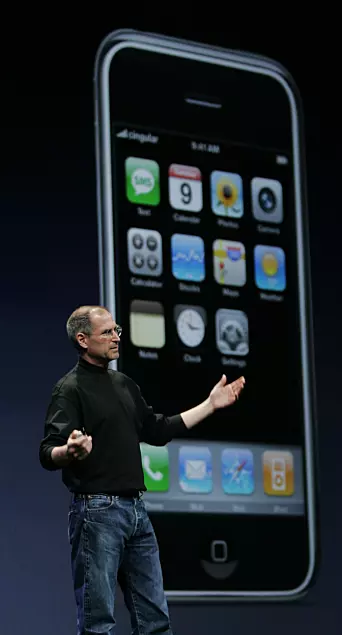 <span class="font-weight-bold" data-lab-font_weight_desktop="font-weight-bold">ØYEBLIKKET: </span>Steve Jobs presenterer Apples iPhone 9. januar 2007.