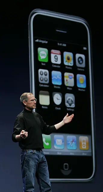 <span class="font-weight-bold" data-lab-font_weight_desktop="font-weight-bold">ØYEBLIKKET: </span>Steve Jobs presenterer Apples iPhone 9. januar 2007. <span class="font-weight-bold" data-lab-font_weight_desktop="font-weight-bold">ØYEBLIKKET: </span>Steve Jobs presenterer Apples iPhone 9. januar 2007.