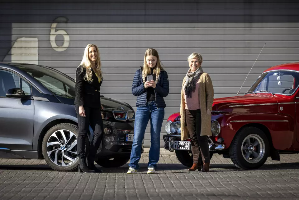 TRE GENERASJONER: Mor Janne Frogner, ­datteren Sina og mormor Kristin ­Eriksen samlet ved familiens BMW i3, et utsøkt stykke Volvo PV544 Sport og en mobil som får stadig større ­oppmerksomhet.