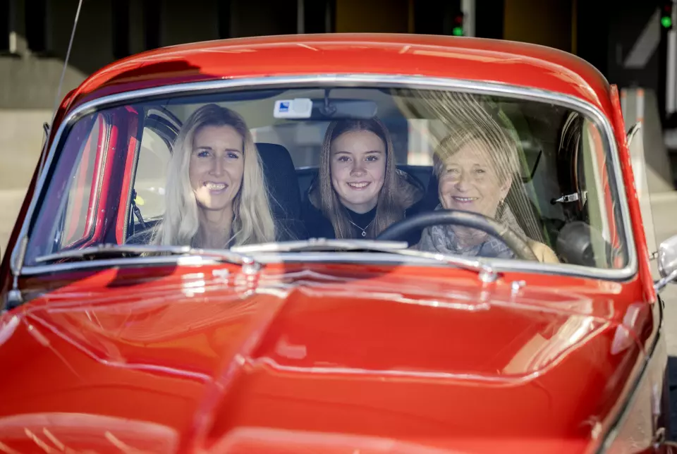 OGSÅ EN SNILL BIL: Janne Frogner, Sina Frogner og Kristin ­Eriksen finner seg lett til rette i den gamle PV-en, men bilfremtiden ser likevel ganske annerledes ut.