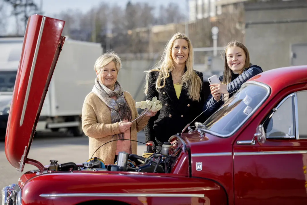 HVA ER DÉT? Mye taler for mobilen blir minst like viktig i bilhverdagen til Sina (13) som peilepinnen har vært for bilister i mormor Kristin Eriksens generasjon. Mamma og datter Janne Frogner håndterer begge deler. HVA ER DÉT? Mye taler for mobilen blir minst like viktig i bilhverdagen til Sina (13) som peilepinnen har vært for bilister i mormor Kristin Eriksens generasjon. Mamma og datter Janne Frogner håndterer begge deler.