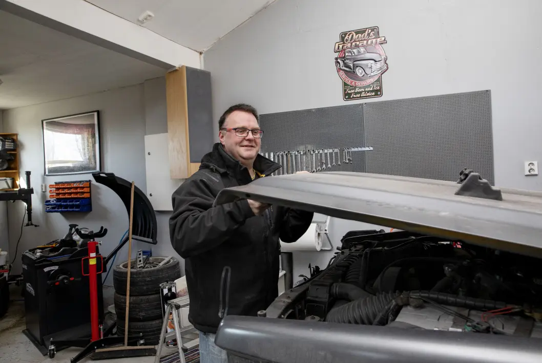 BILGLAD: Arnt Villy Paulsen trives med å skru på biler i den store dobbeltgarasjen sin. BILGLAD: Arnt Villy Paulsen trives med å skru på biler i den store dobbeltgarasjen sin.