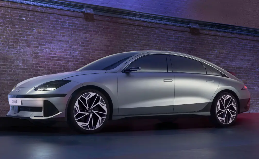 DEN HELE LINJEN: Ioniq 6 er uvant Hyundai-kost, men sklir inn i den kommende bølgen av sedan- og kombikupé-modeller. DEN HELE LINJEN: Ioniq 6 er uvant Hyundai-kost, men sklir inn i den kommende bølgen av sedan- og kombikupé-modeller.