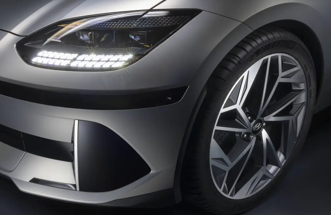 <span class="font-weight-bold" data-lab-font_weight_desktop="font-weight-bold">LYKTER:</span> Ioniq 6 har Hyundai-konsernets IFS-teknologi (intelligent front-lightning system), der lysdiodene slås av og på enkeltvis, og man kan kjøre med fjernlyset på hele tiden uten at motgående trafikanter blendes. <span class="font-weight-bold" data-lab-font_weight_desktop="font-weight-bold">LYKTER:</span> Ioniq 6 har Hyundai-konsernets IFS-teknologi (intelligent front-lightning system), der lysdiodene slås av og på enkeltvis, og man kan kjøre med fjernlyset på hele tiden uten at motgående trafikanter blendes.